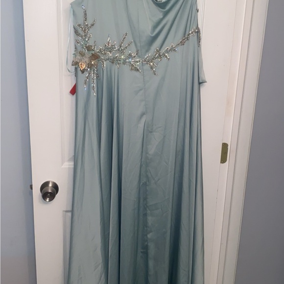 Mac Duggal Sage Gown - Picture 3 of 9